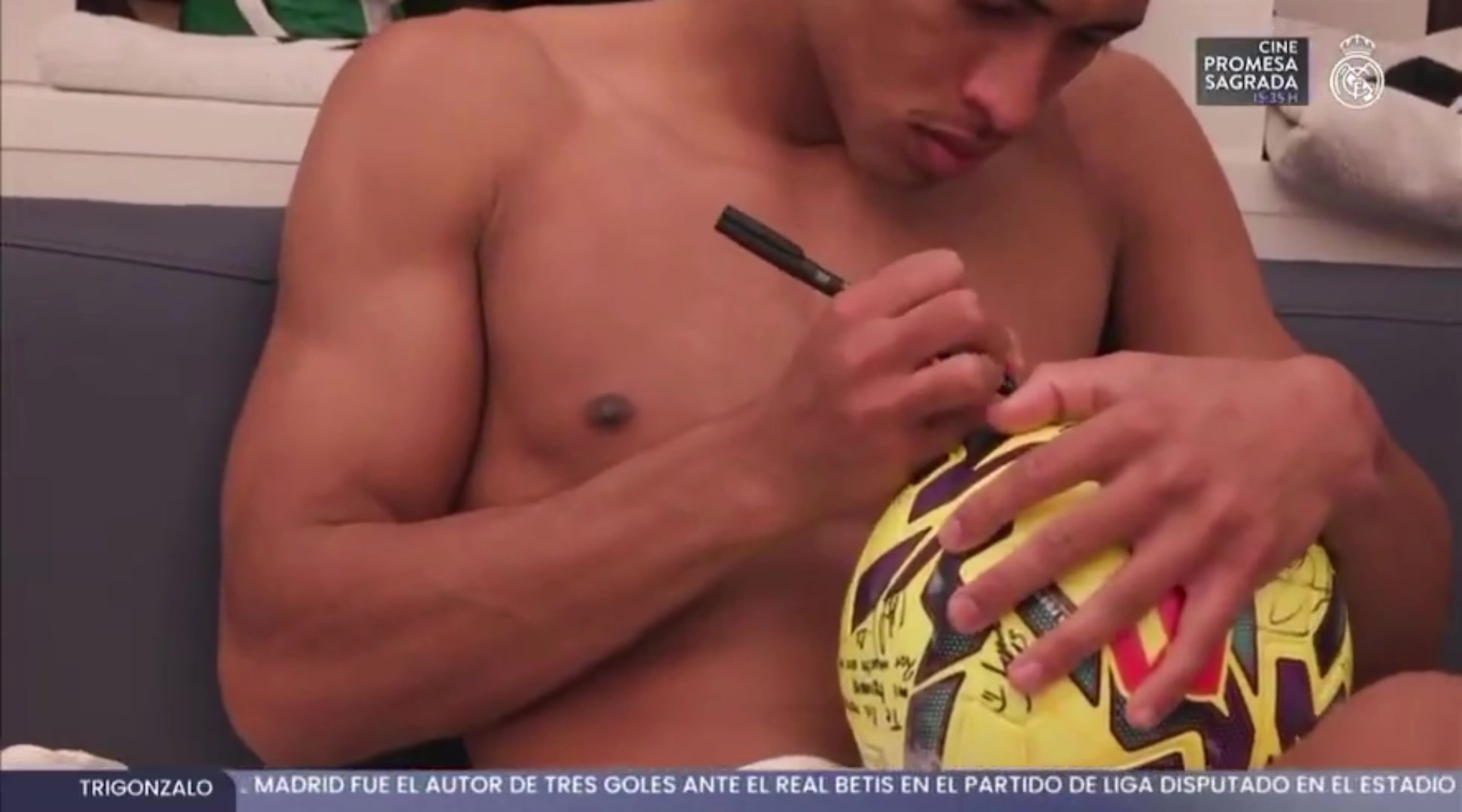 贡萨洛回到更衣室后，队友纷纷送上祝贺并挨在足球上签名