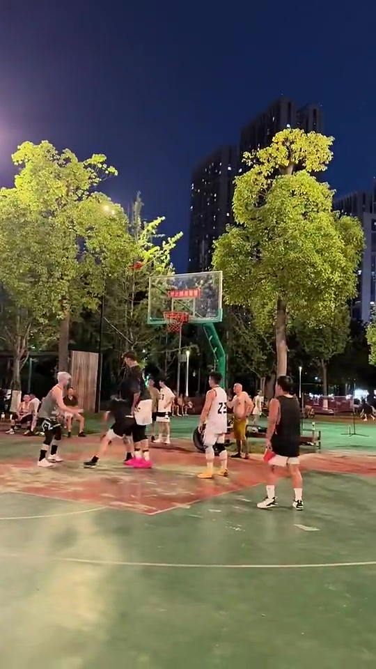 当一位2米23的选手去到野球场，那别人还打个屁啊