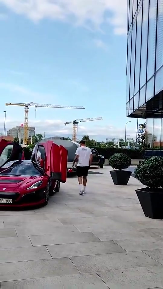 懂车的吧友来看看，东契奇这辆红色的超跑是啥车呀？看着好帅