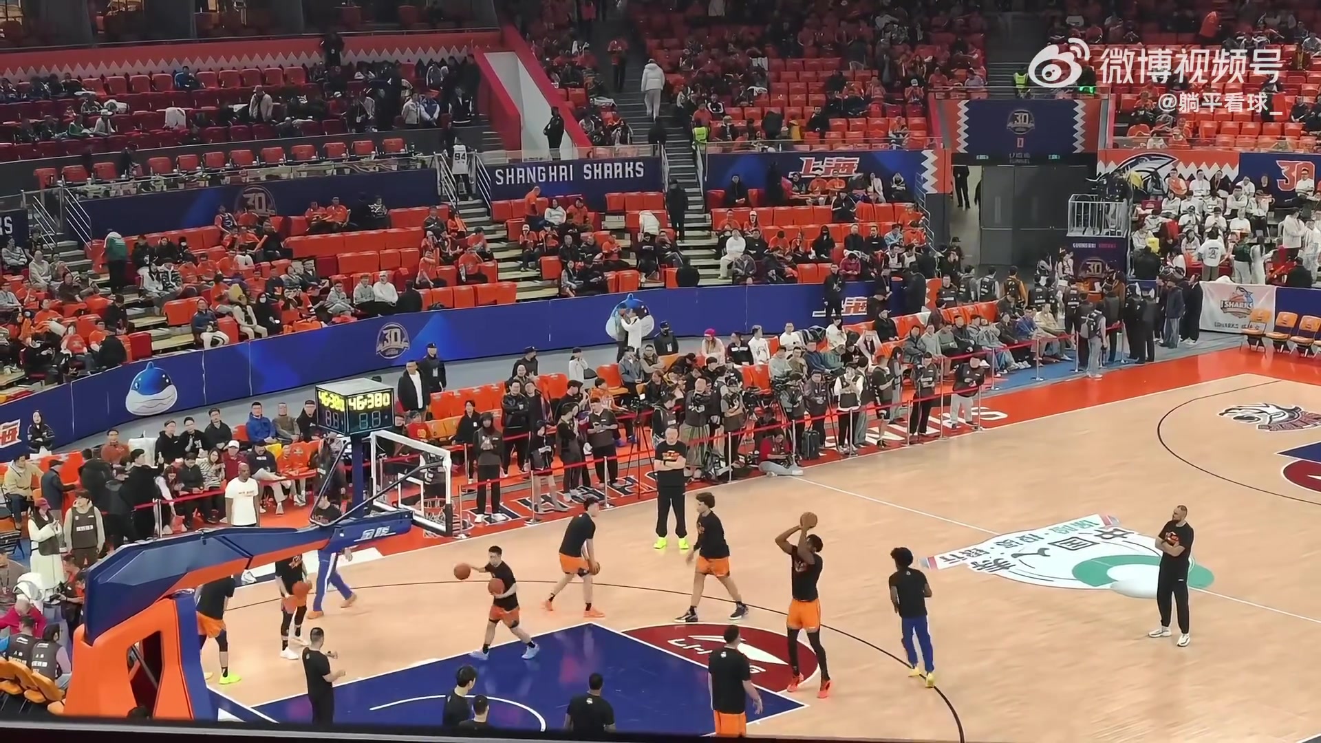 篮框都要打歪了！看看上海男篮赛前的投篮热身，真的铁啊