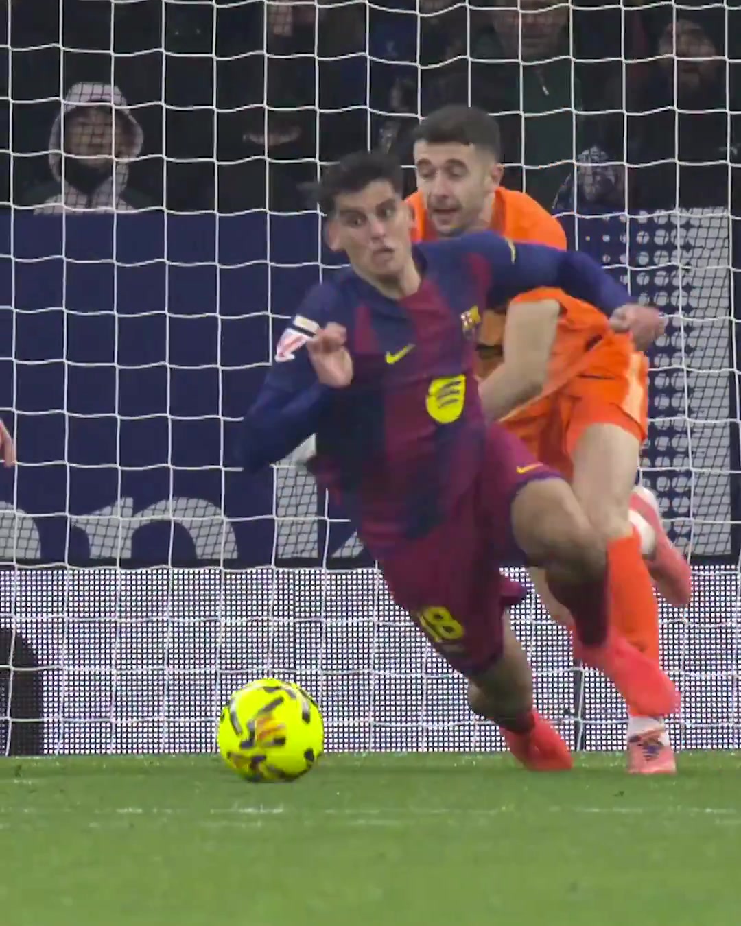 加西亚推倒队友引来西甲官推调侃：足球1000