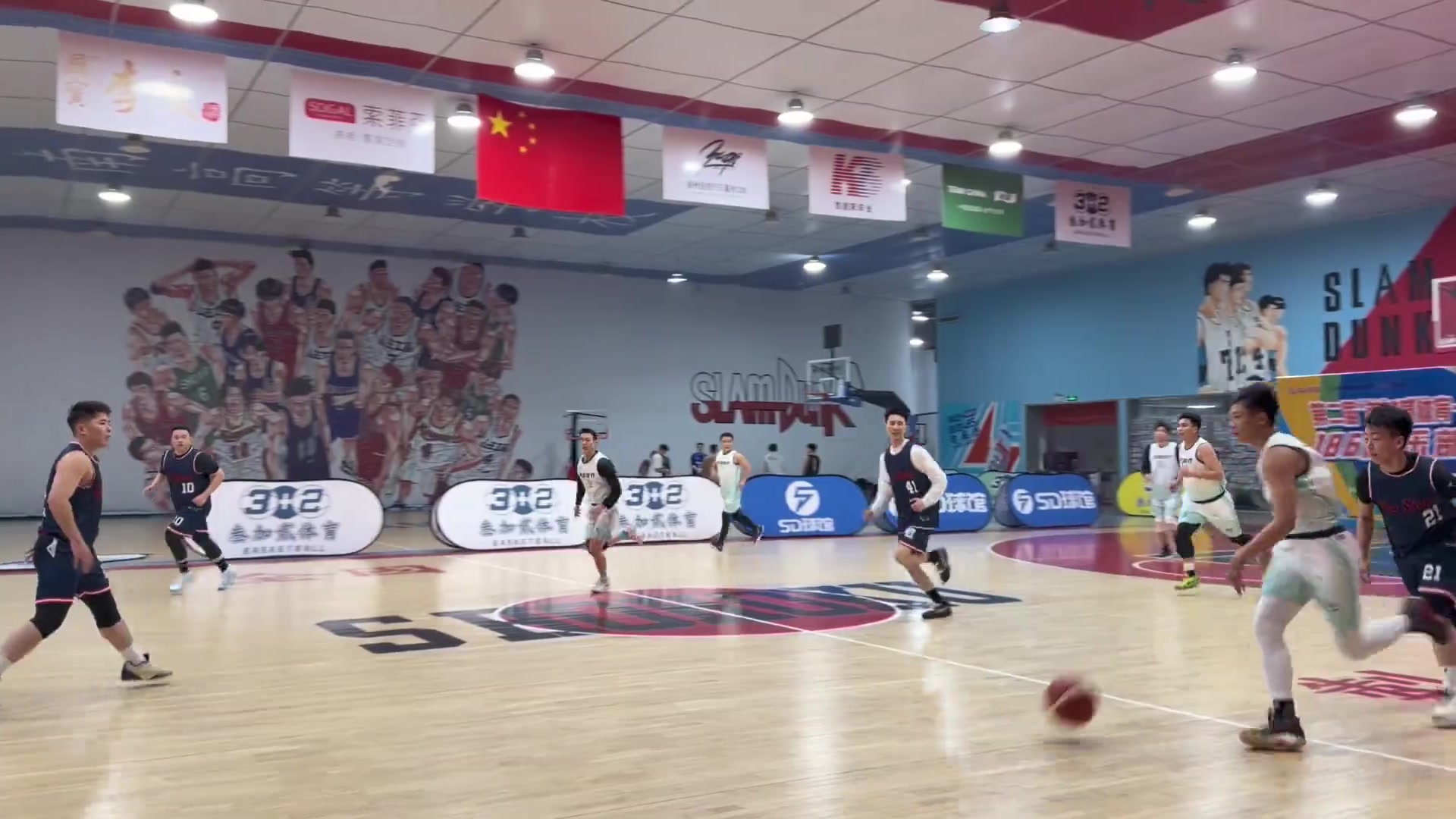 这小哥步幅太猛了！三步上篮的“三”是三分线的三啊