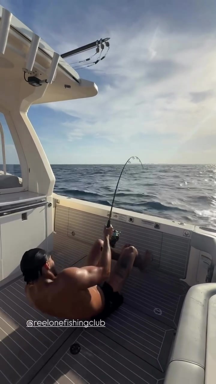 这日子过的！西蒙斯晒自己出海钓鱼视频，这是多大的鱼上钩啊