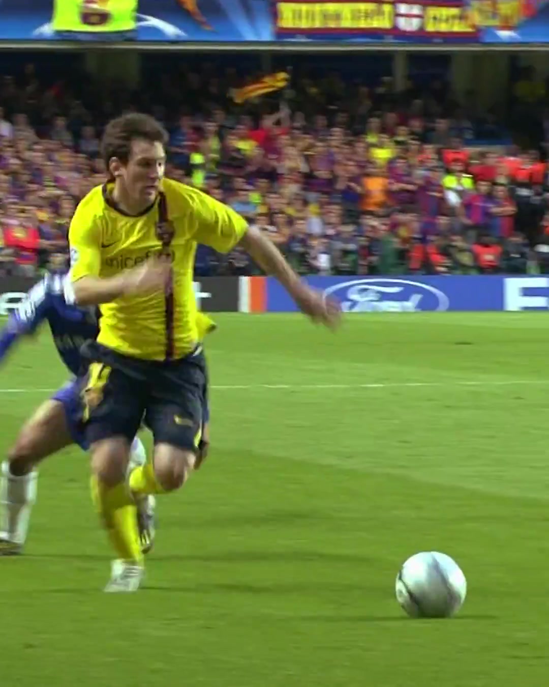 当时世界第一边卫！欧冠官推回顾09年梅西全场“军训”阿什利科尔