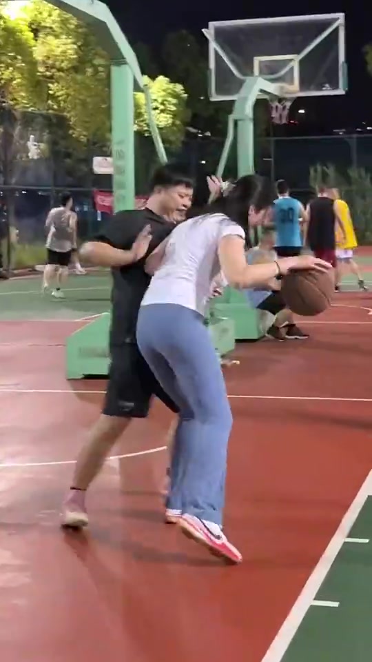 认真的嘛?肘姐打球要求对手:防上来,要有点强度!