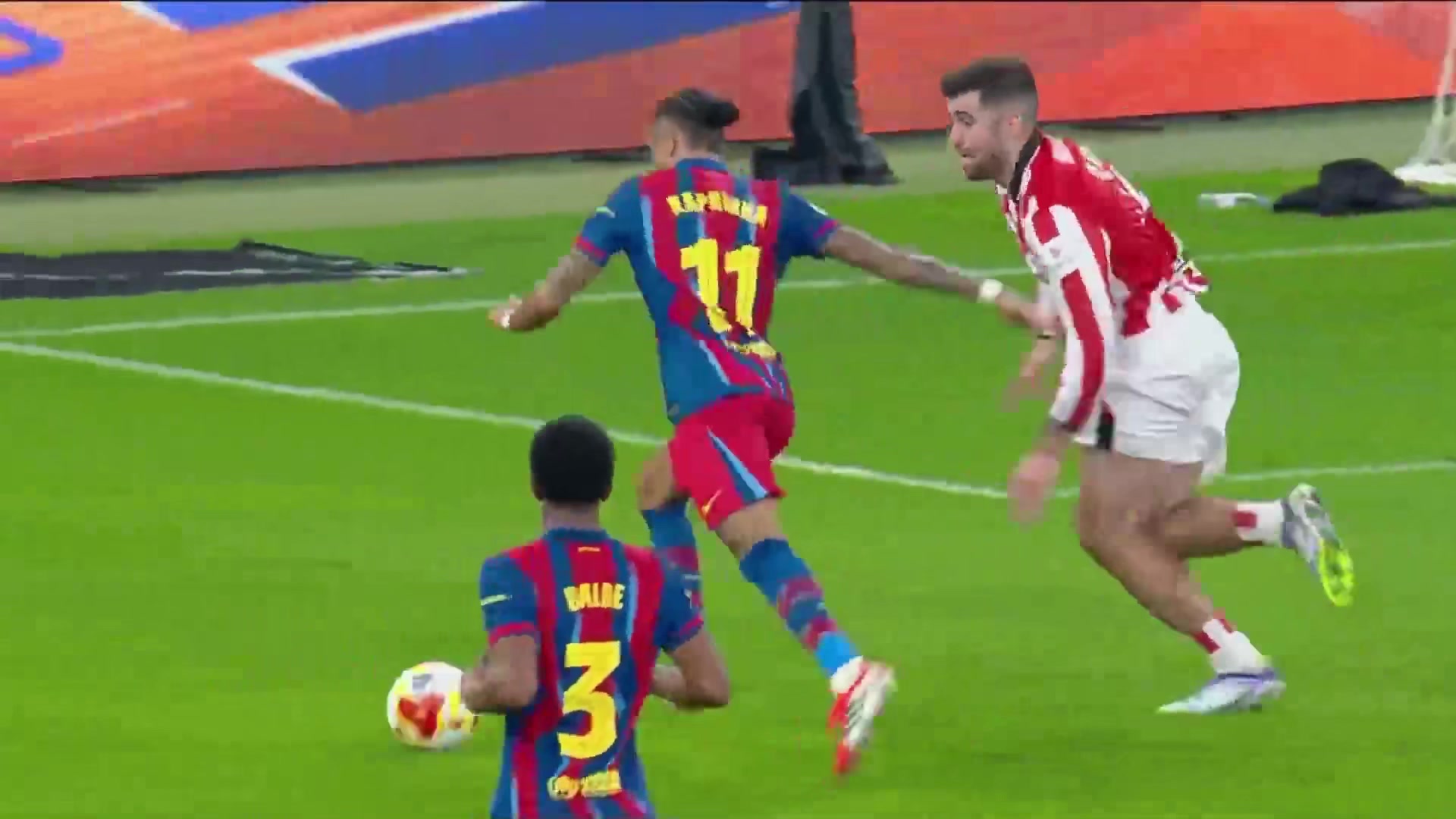 半场打花！拉菲尼亚抽射近角破门，巴萨4-0领先毕尔巴鄂！