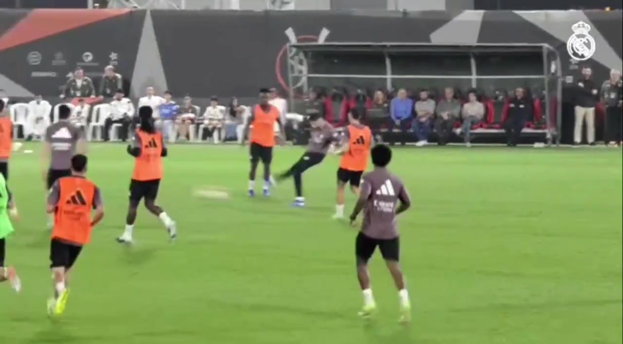 皇马在西超杯半决赛前的最后一次训练，大家训练都很认真呀~