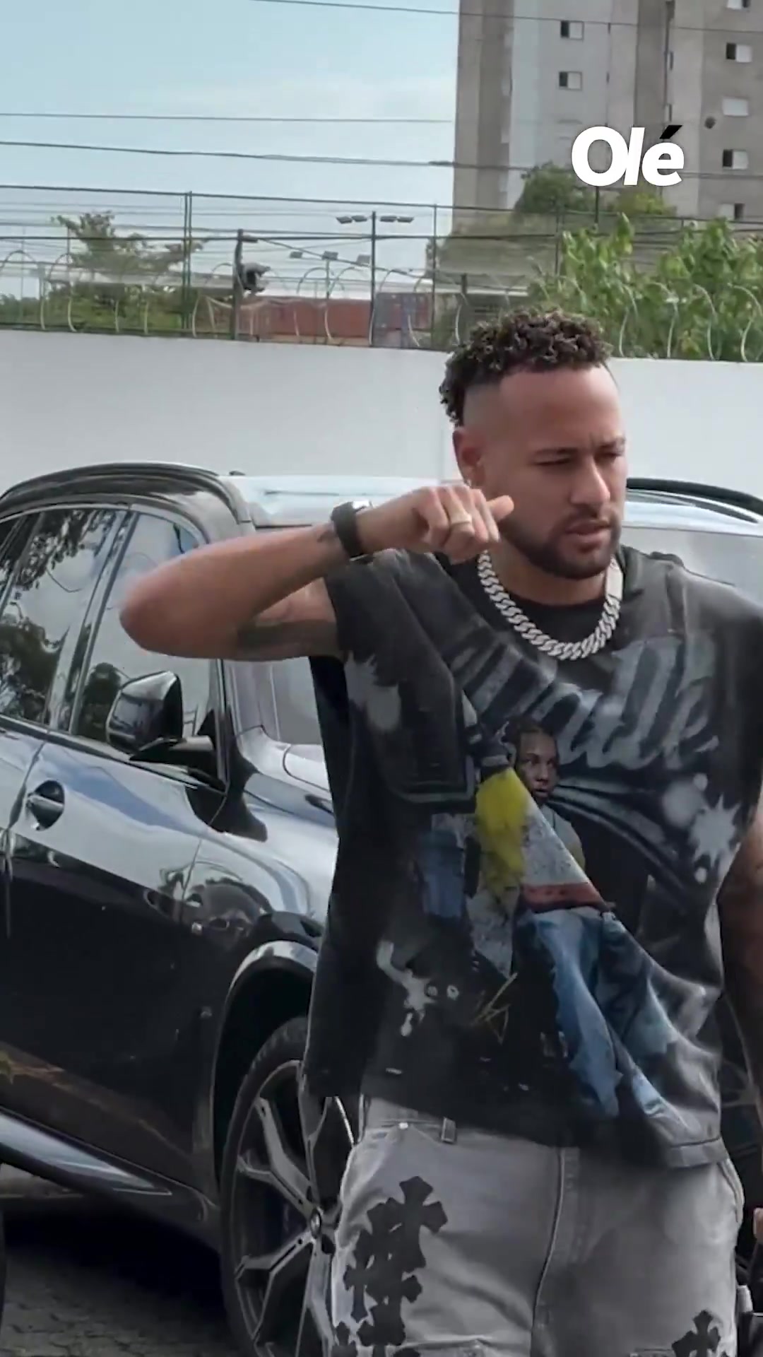 继续征战！内马尔抵达桑托斯参加季前赛，这一身潮牌有点帅气