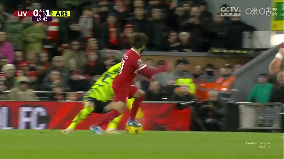 当年厄德高禁区内用手停球引来重大争议