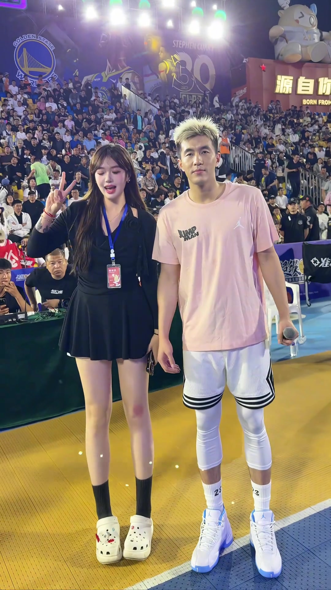 已知郭艾伦身高1米9,那这女球迷的的身高不得1米85啊