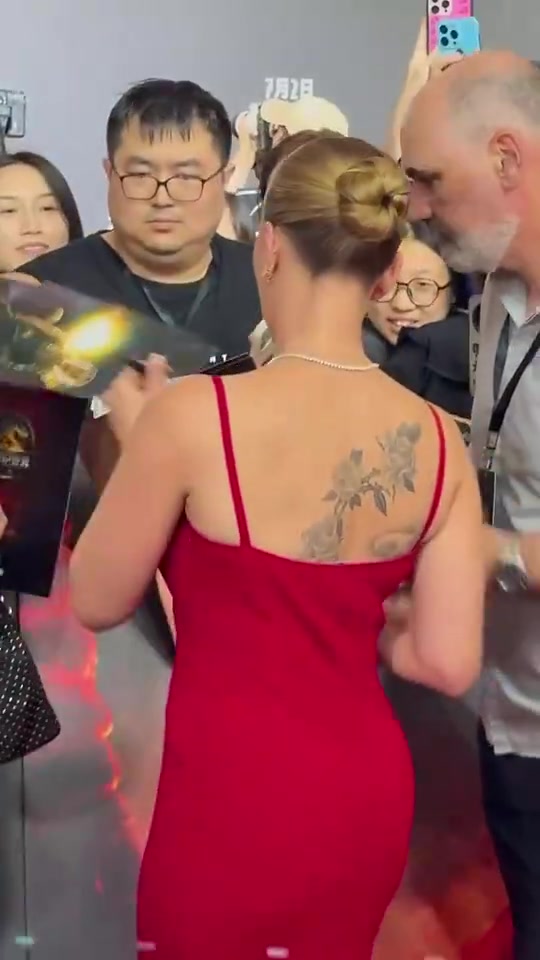 斯嘉丽这S曲线背影真的性感，怪不得杜兰特会喜欢