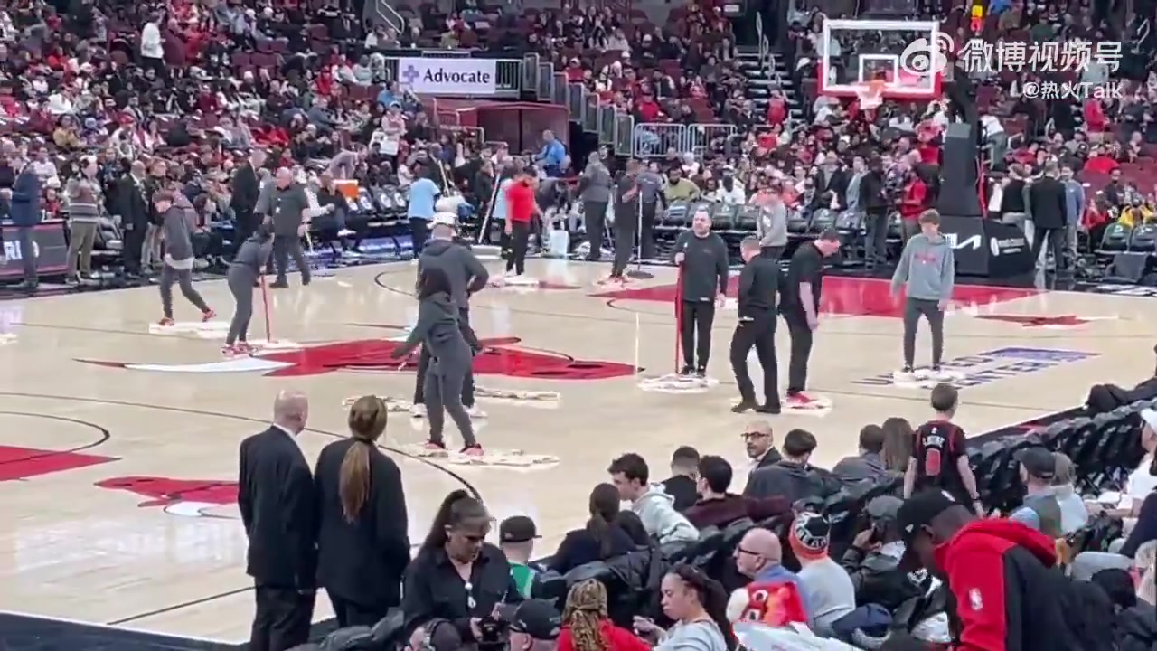 历史级罕见延迟！因球场地板冒水 9点开打比赛11点还在擦地板