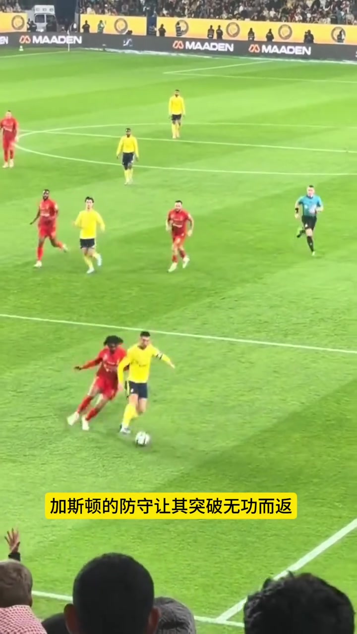 岁月催人老！C罗面对年轻人的身体对抗显得力不从心