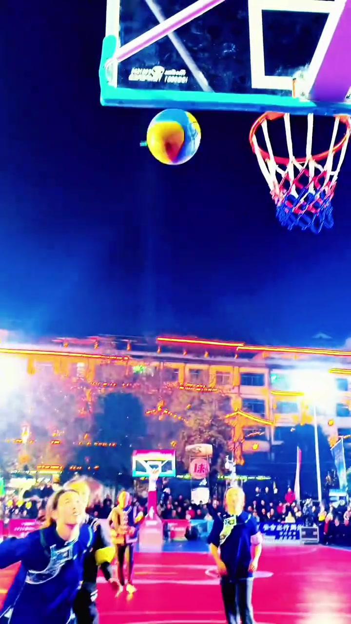 姑妈篮球赛场上有这么一位大长腿美女守在篮下看谁还进得去...