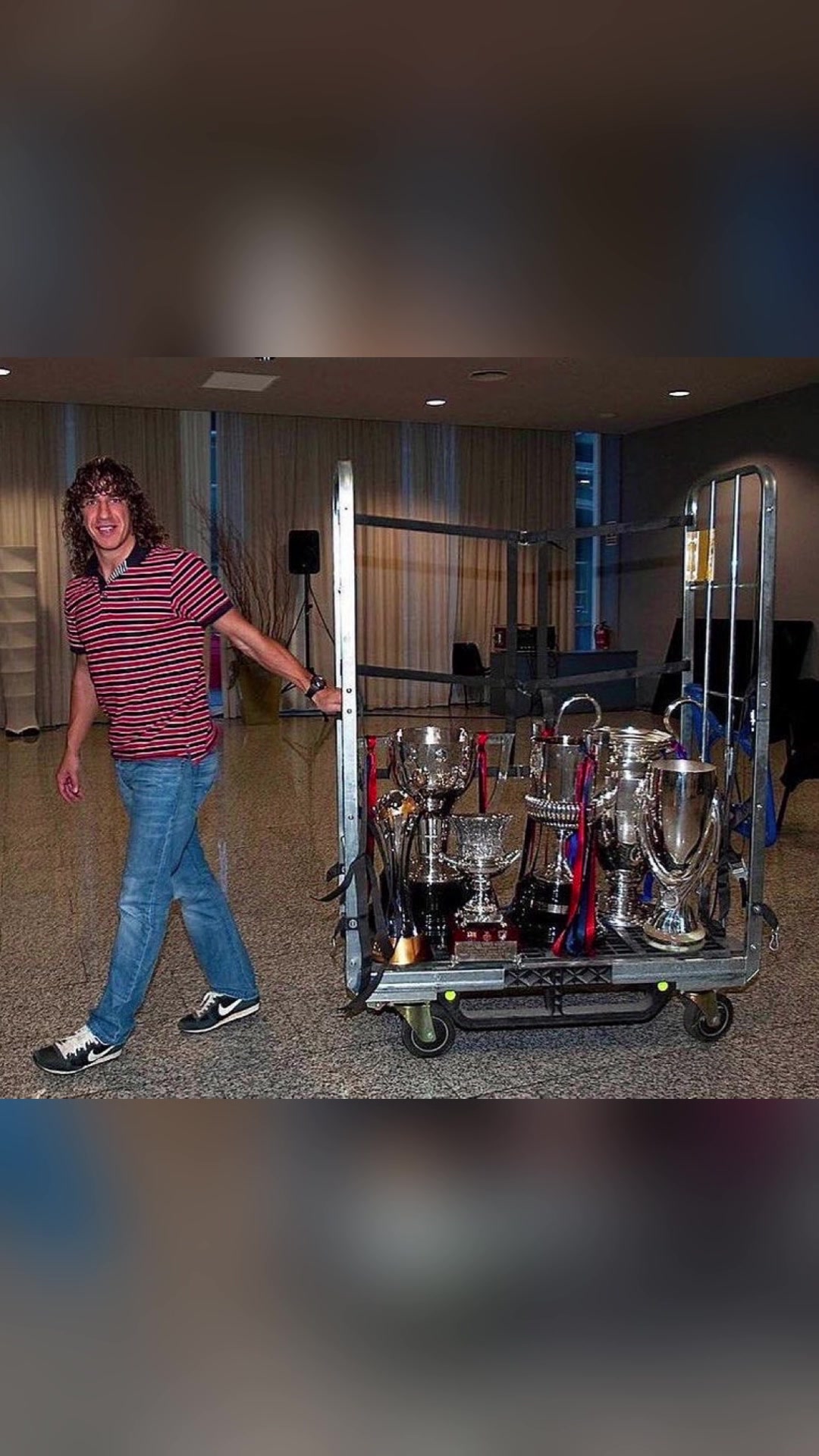 巅峰巴萨时期是这样搬运奖杯的