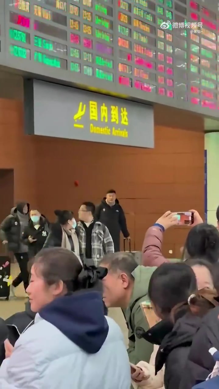 广东男篮落地辽宁，辽宁球迷对广东球员大喊：1234我爱辽篮！