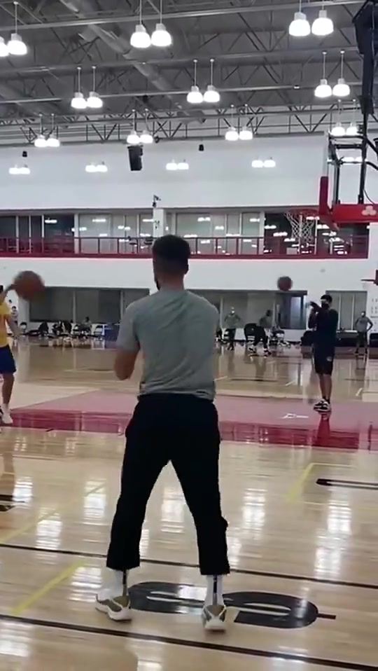 看多少遍都觉得吓人！库里曾5分钟连中105记三分，百发百中！