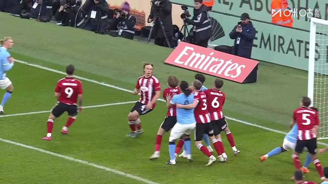 曼城3-0扩大比分！曼城角球开出阿克头球造乌龙！