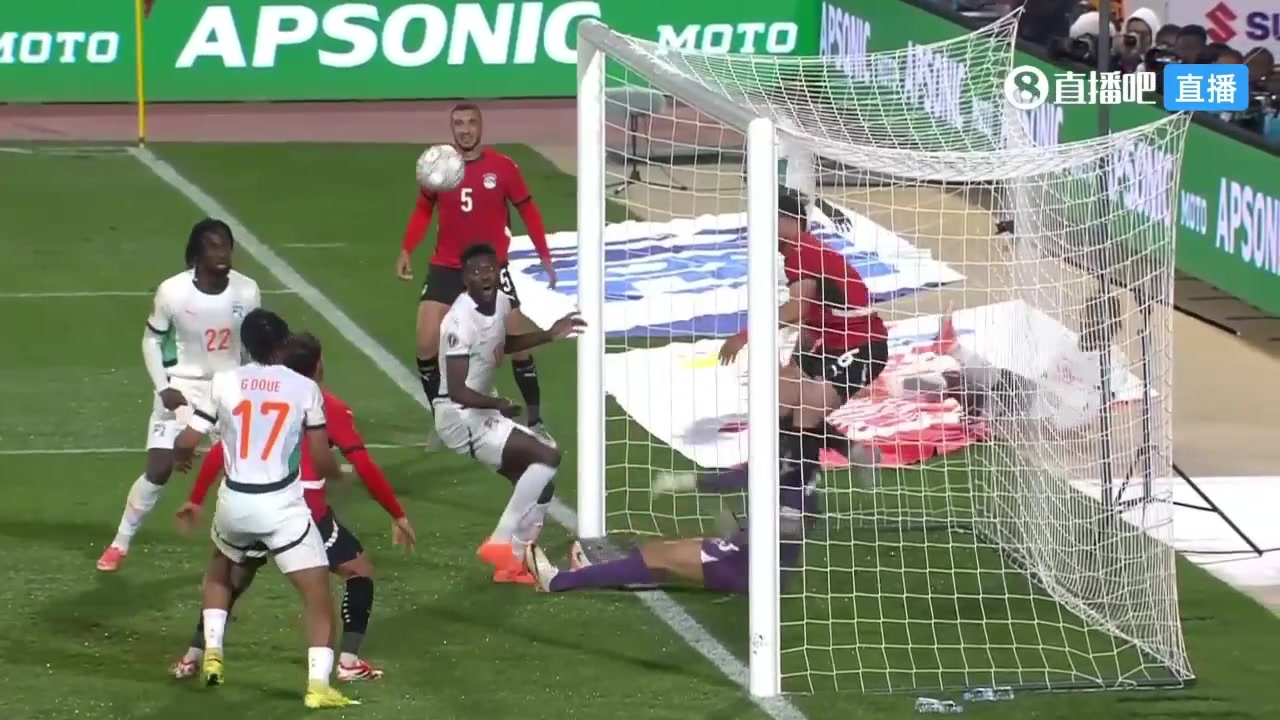 科特迪瓦再扳一球！盖拉-杜埃门前乱战抢射破门！