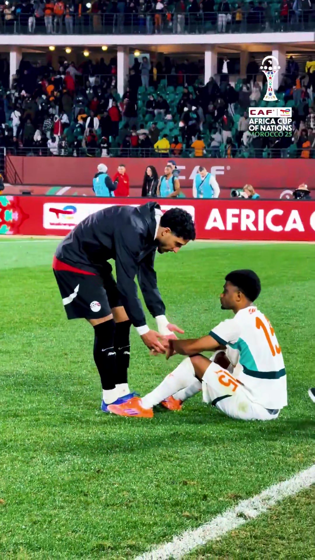 比赛结束后，马尔穆什拉起坐在地上的阿玛德并送上安慰