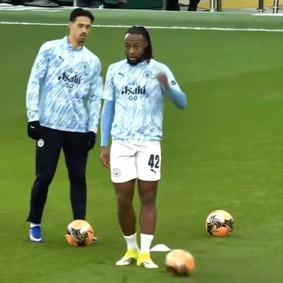 重型边锋！近距离看塞梅尼奥，他是真的壮啊！