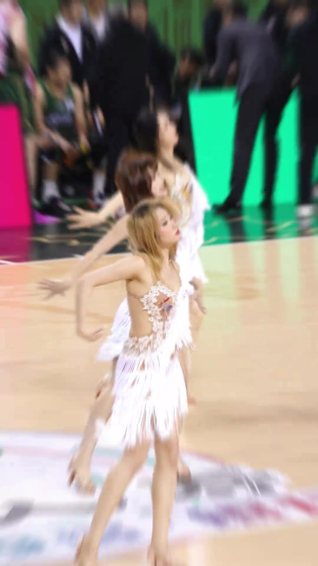 兄真喜！同曦啦啦队晒视频：小皮裙、大波浪，一扭一晃真想样