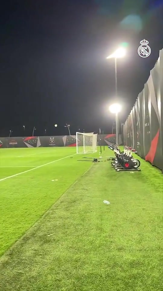 秀儿！居莱尔一脚负角度打门，看到镜头在拍后自己都笑了