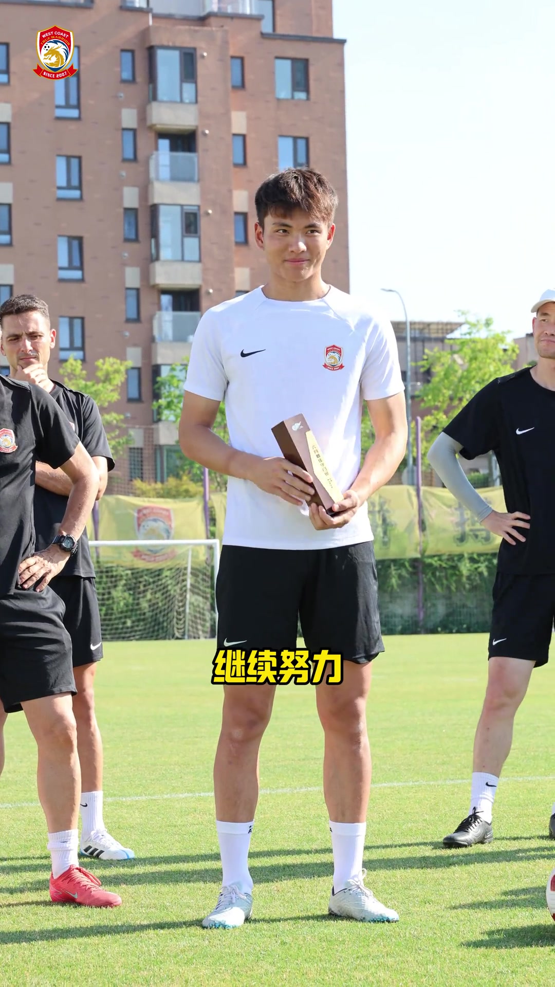 年少有为!李昊曾在邵佳一的见证下领取中超月度最佳门将奖杯