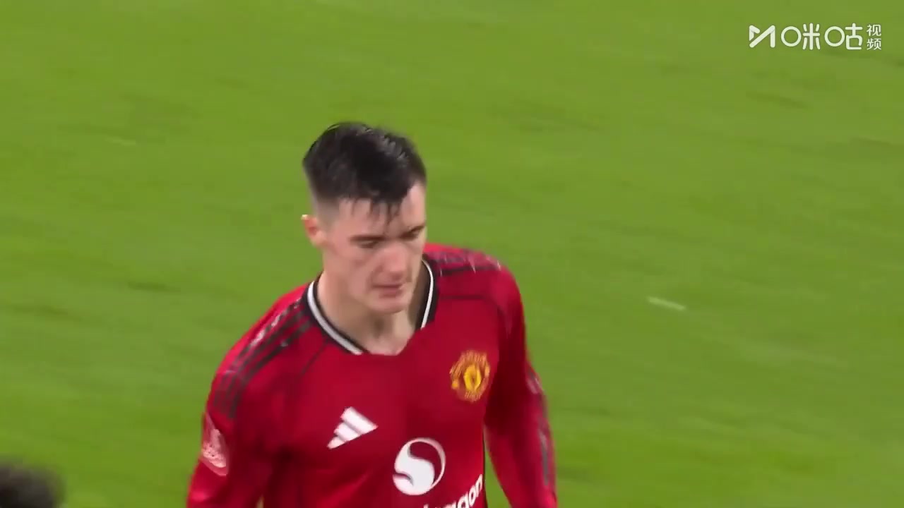 曼联扳回一城！B费角球开出，舍什科后点头球攻门得手！