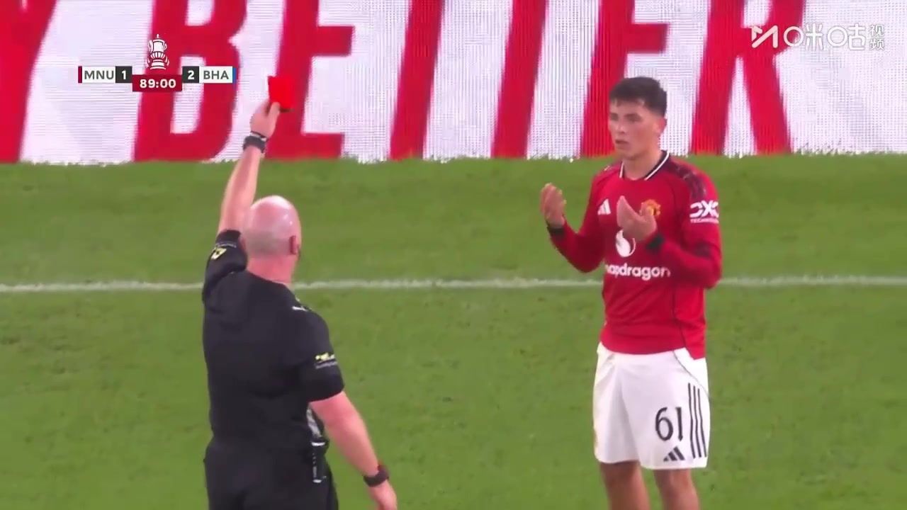 不冷静！18岁小将莱西愤怒砸球吃到第二张黄牌，两黄变一红被罚下