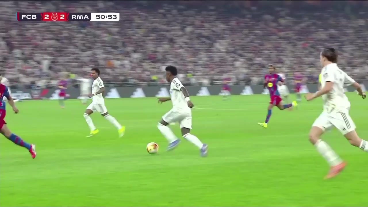 维尼修斯内切射门被扑出！跟进补射直接打飞了！