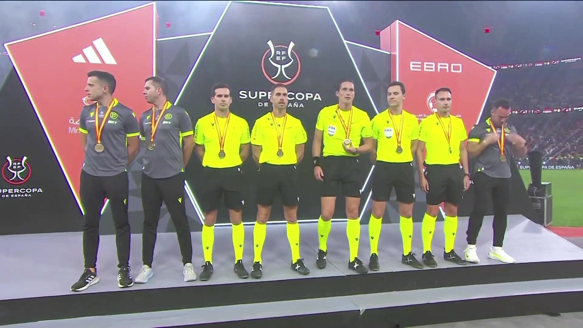 【颁奖仪式】皇马全队领取西超杯亚军奖牌，阿劳霍捧起冠军奖