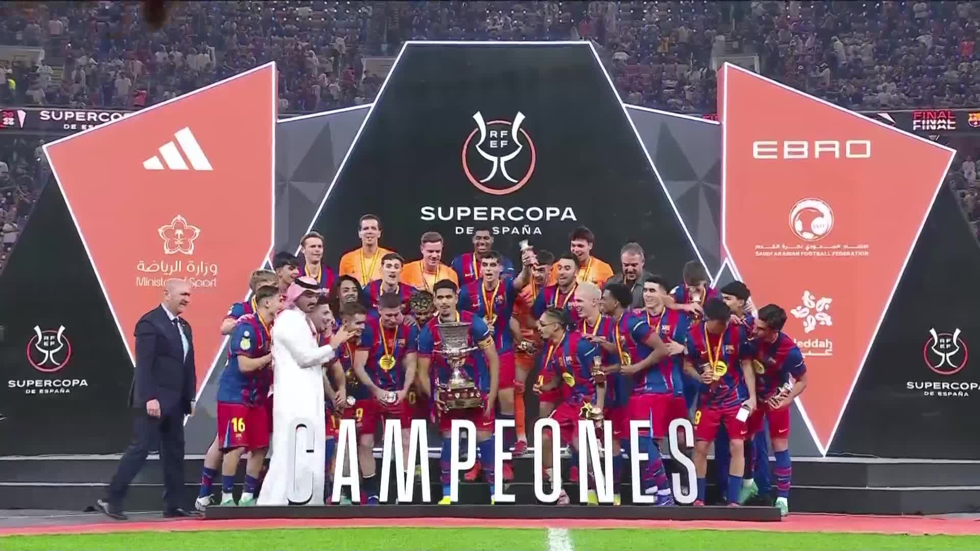 捧杯时刻！巴萨成功卫冕西超杯，夺队史西超杯第16冠