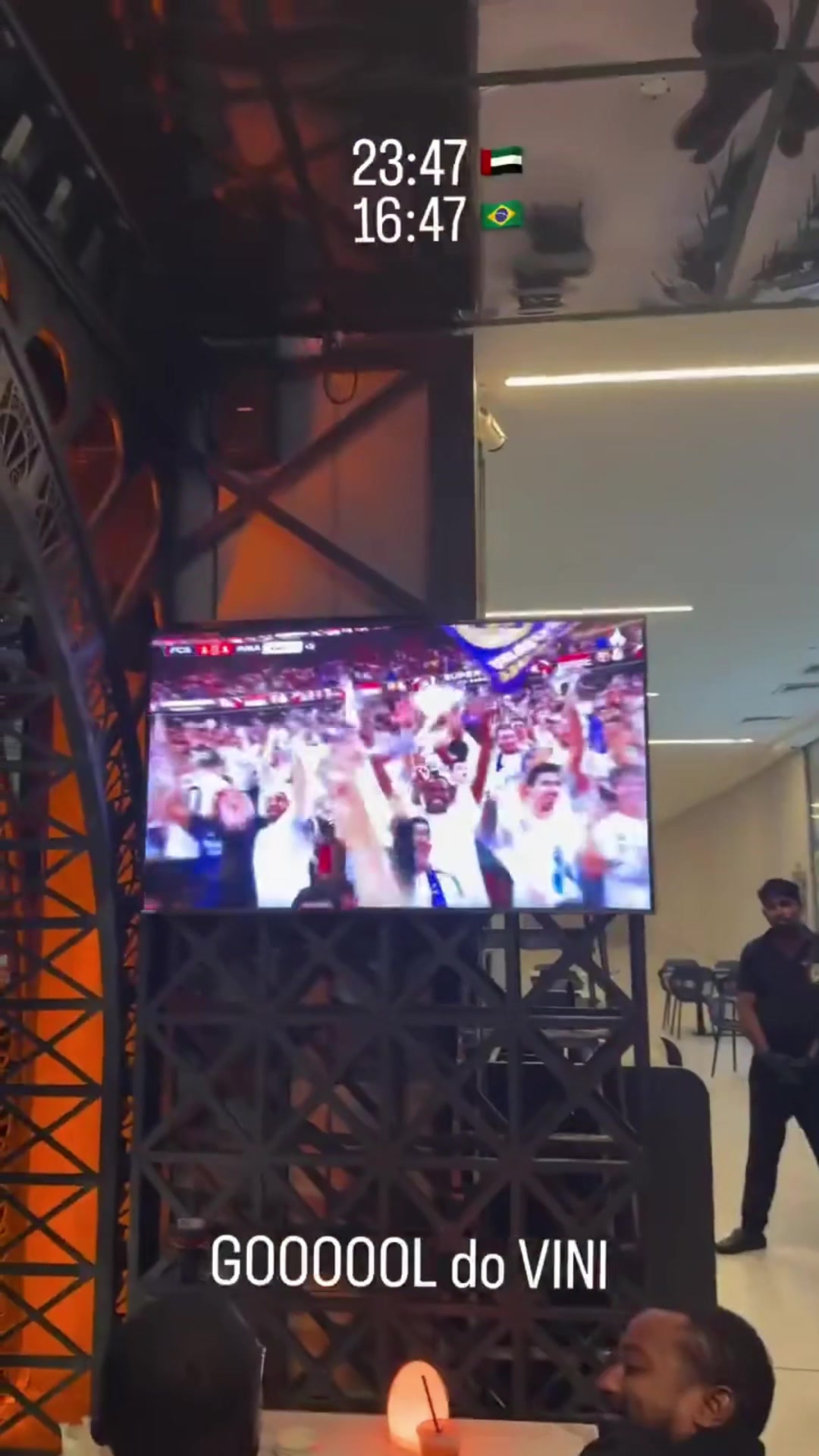 维尼修斯一条龙破门后，女友维尔吉尼娅电视前激动庆祝