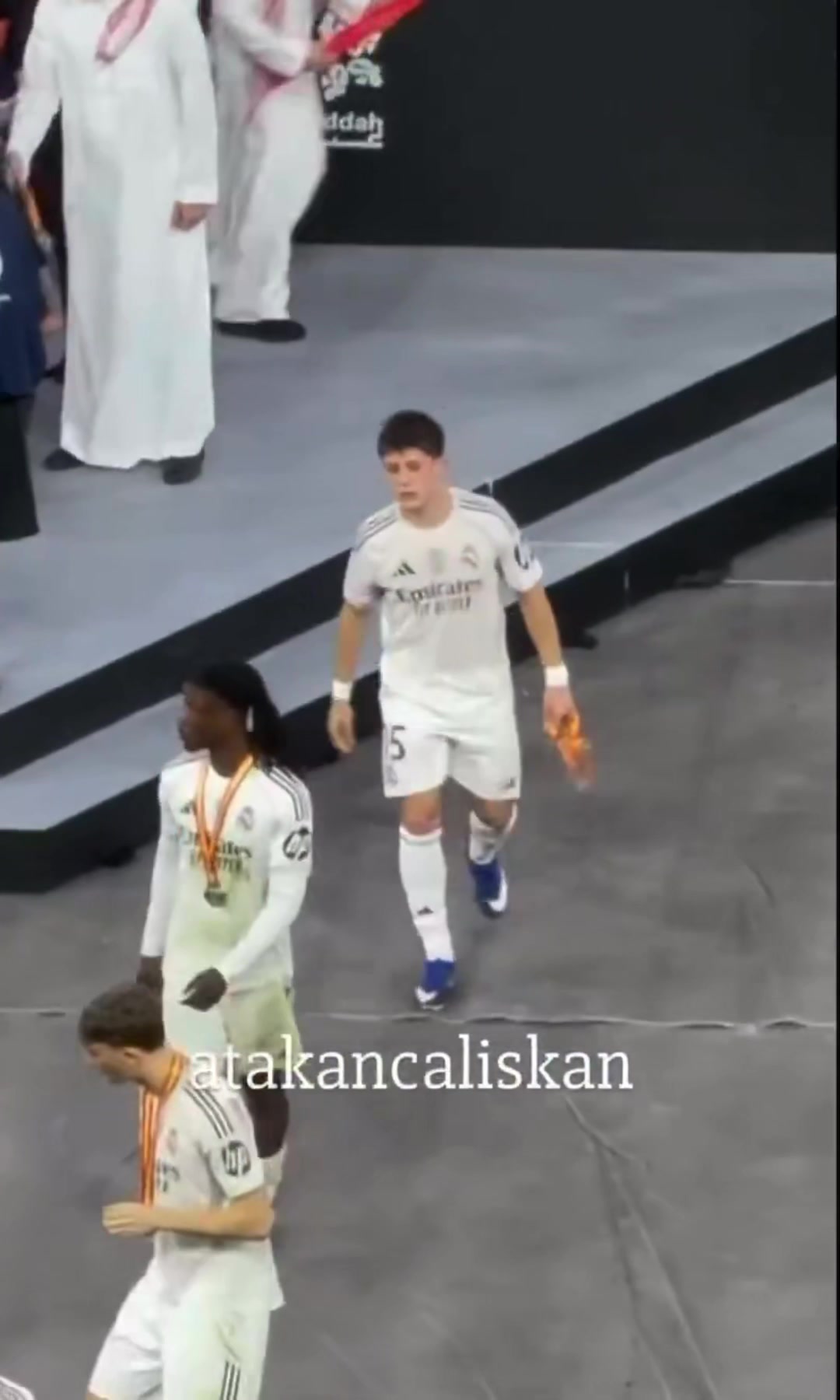 不认输！颁奖仪式上，只有居莱尔在被戴上亚军奖牌后马上取下