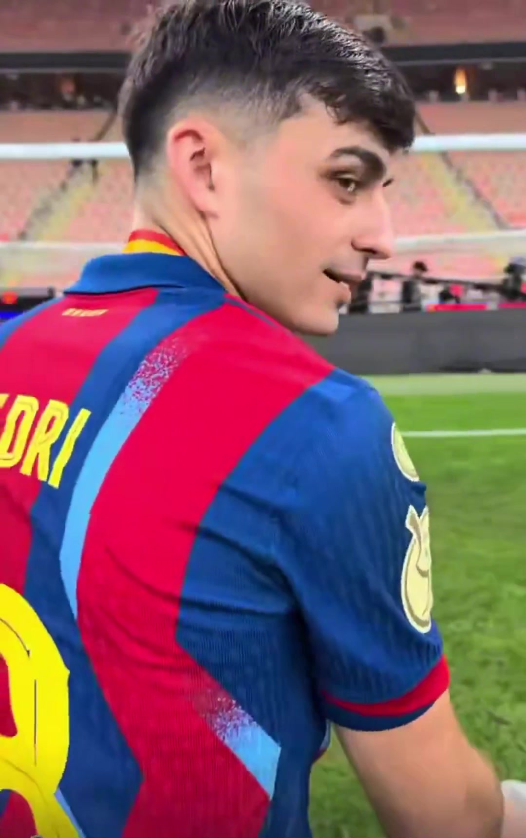 夺冠后佩德里爸爸的传统仍在继续，这次是用矿泉水瓶罚点球的