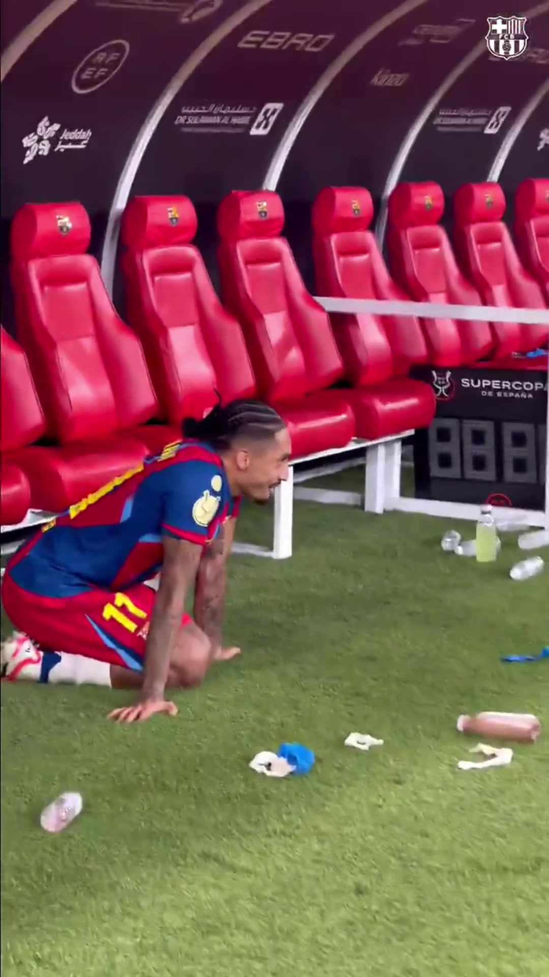 终场哨响后拉菲尼亚跪在场边，弗里克看到后马上来抱抱