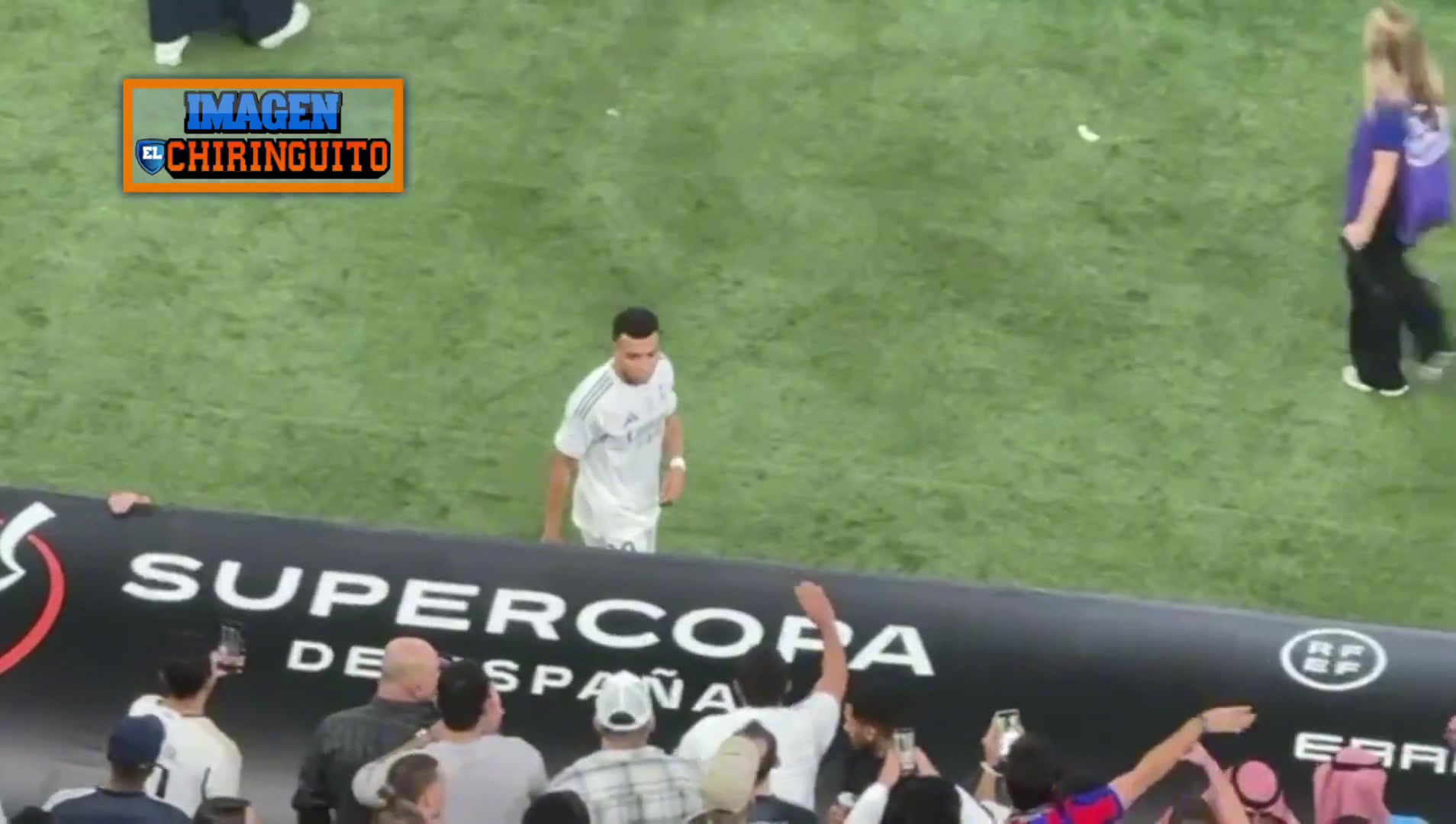 实拍：阿隆索示意皇马球员离开替补席，去参加奖杯颁奖仪式