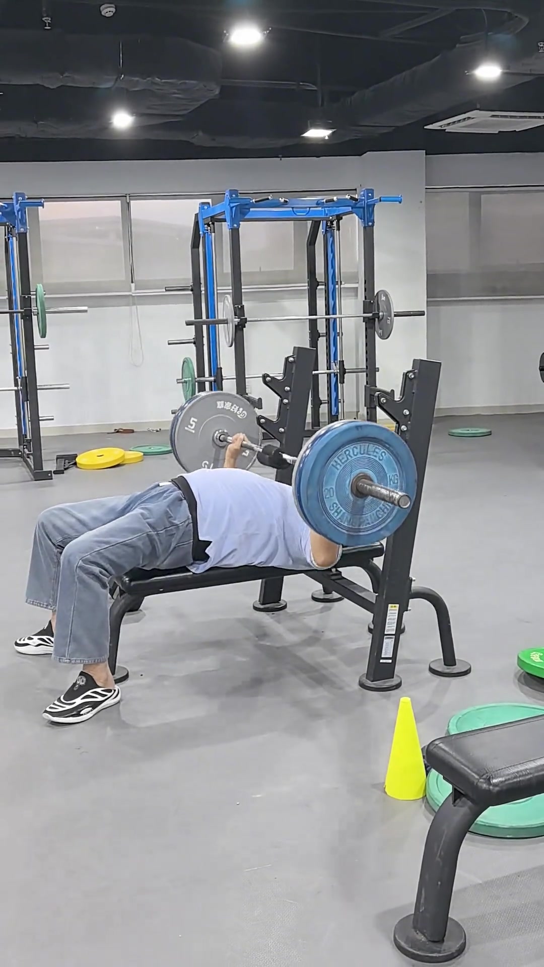 不愧是战神啊！退役多年的刘玉栋，110公斤卧推轻松拿捏！