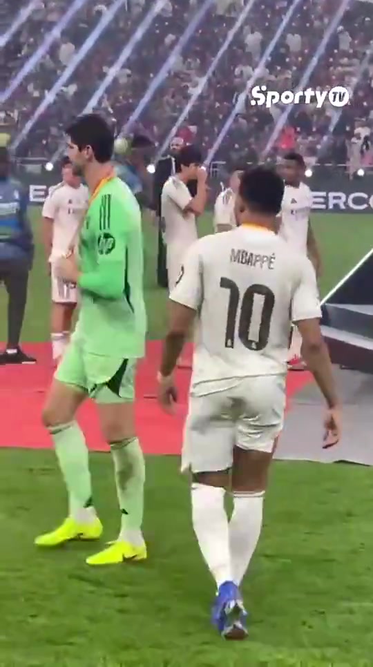 近距离实拍:姆巴佩非常生气地挥手招呼队友离开,但没人理他