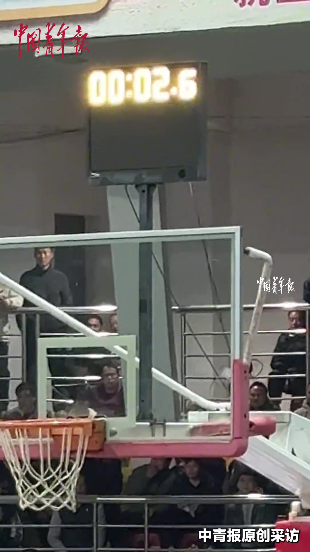 太绝了！年轻球员在篮球赛第一小节快结束时，投出超远三分...