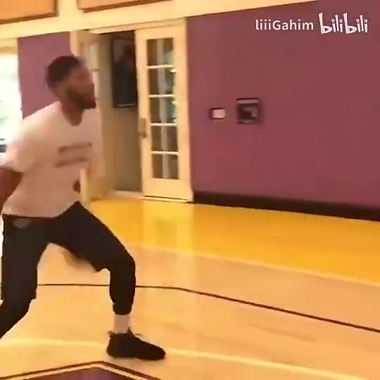 恐怖的基本功!这是7年前刚到湖人,还没有增重的浓眉!