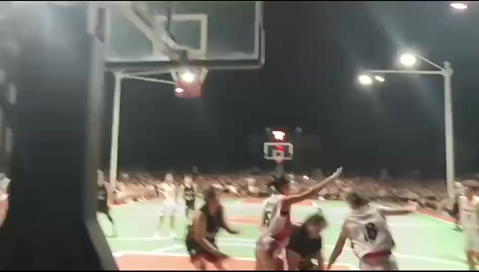 好家伙！奥尼尔当年是不是就像这样打球啊