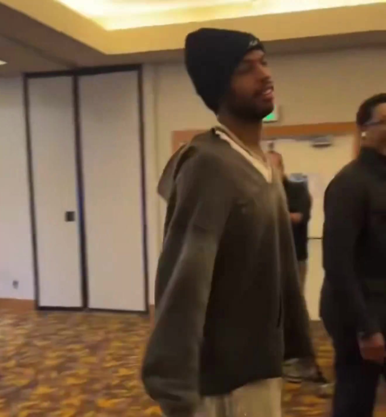 球迷反穿巴特勒球衣索要签名,希尔德直接爆粗口拒绝