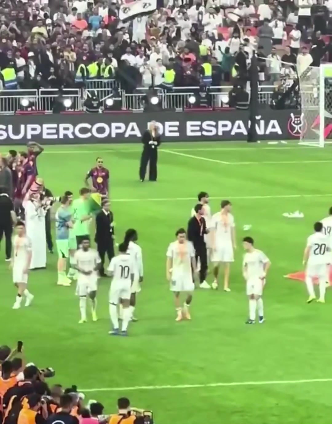 失去威信！阿隆索让皇马球员给巴萨球员列队，但根本没人听他的