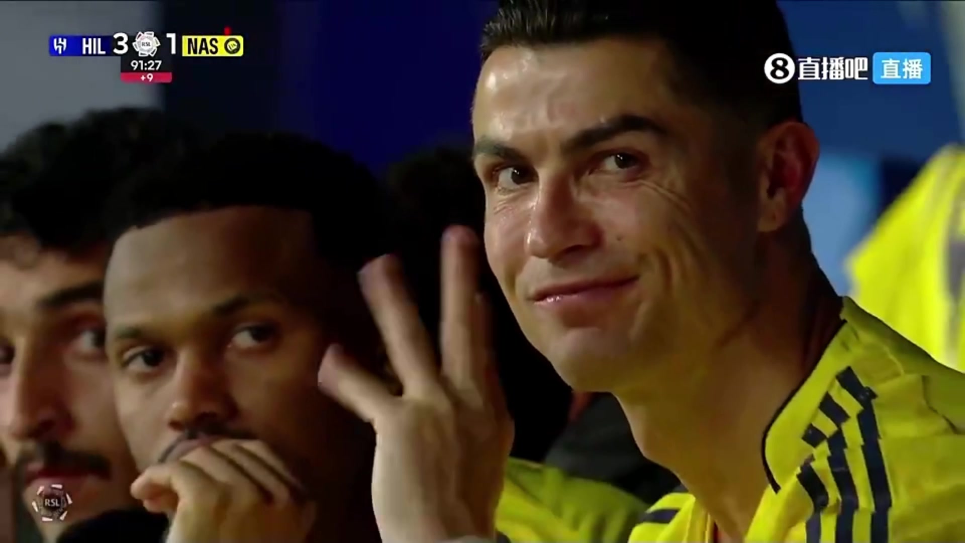 这手势啥意思啊新月锁定胜局后，C罗在替补席做出这个动作