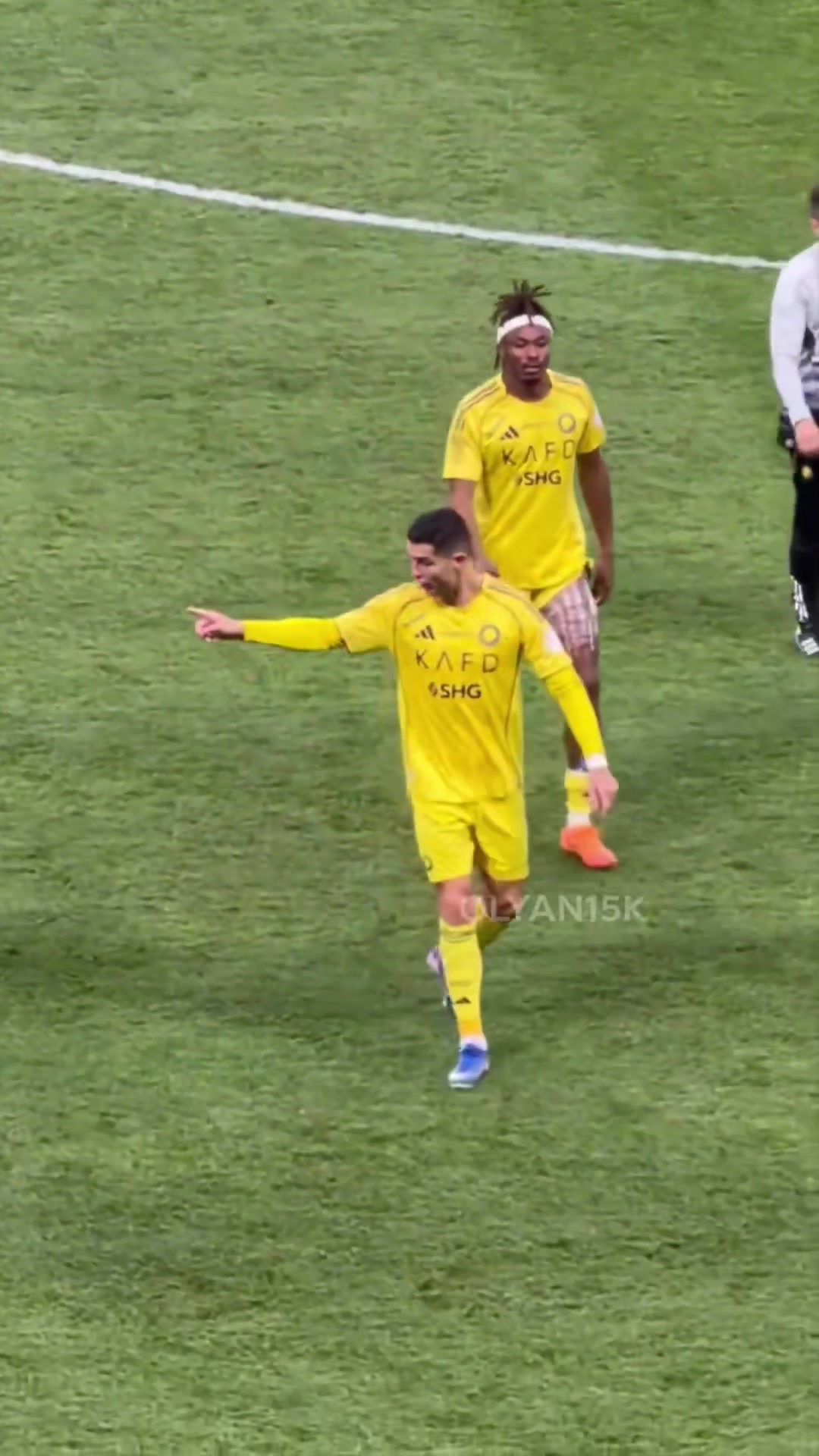 比赛结束后，C罗示意跟拍的摄影师去拍新月球员去