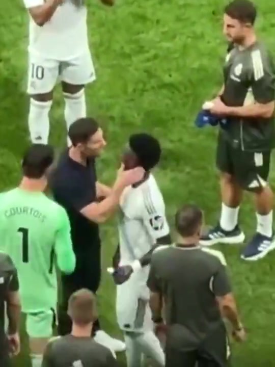 阿隆索下课导火索之一：维尼修斯当时不满被换下，听不进安慰话！