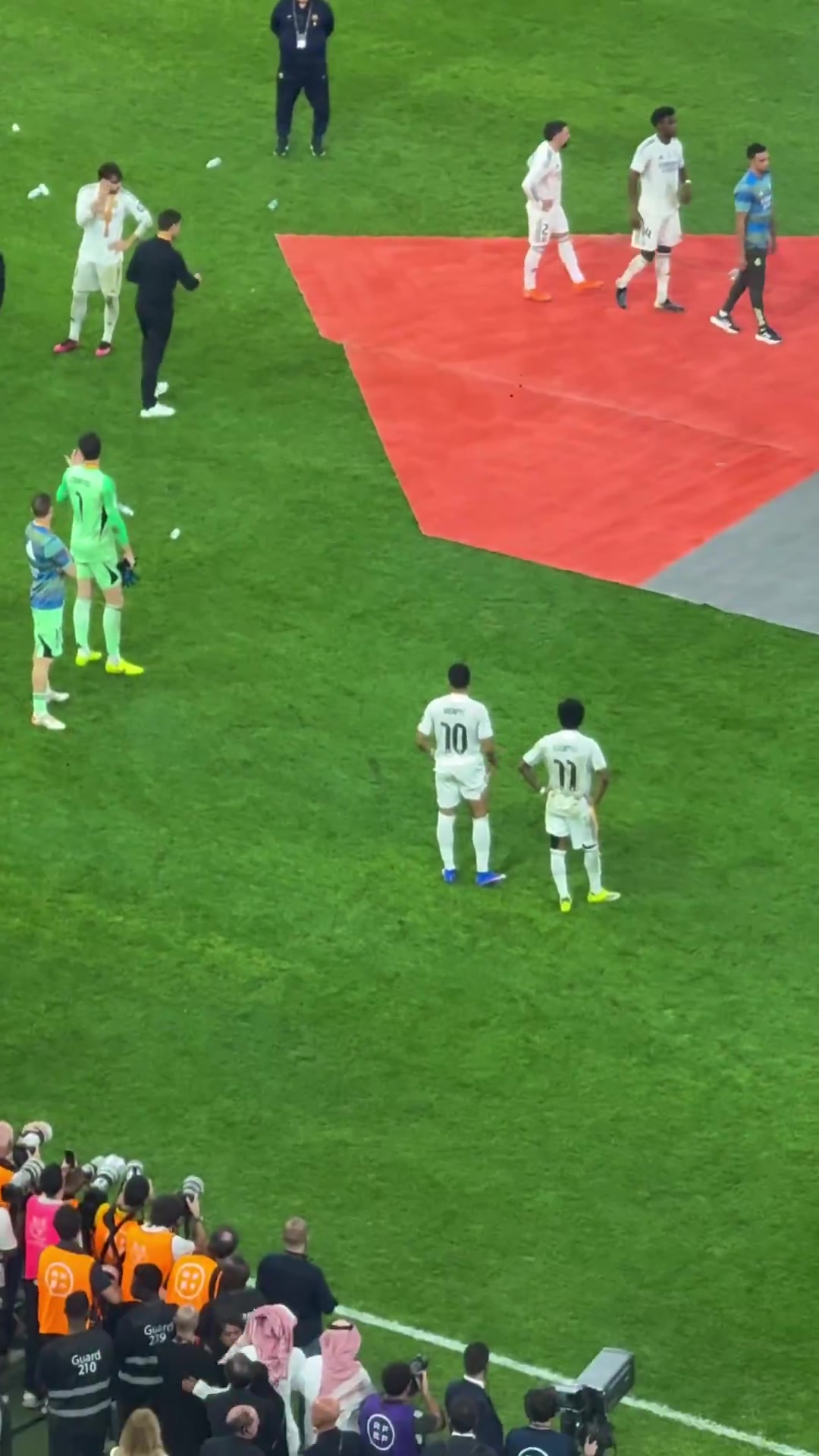 实拍：姆巴佩拒绝了阿隆索的列队要求，球员们也听从了姆巴佩指示