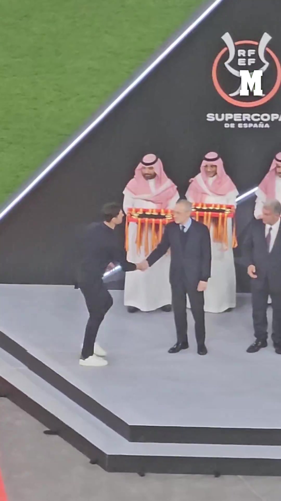 另一视角实拍：老佛爷冷漠回应阿隆索，颁奖仪式时显得很孤独